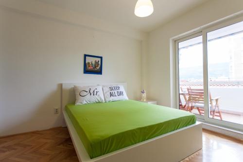En eller flere senge i et værelse på Apartment Partizanska