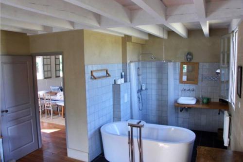 a large bathroom with a tub and a shower at Maison-loft rénovée design 4 étoiles luxe - Vaste parc - à 7 min des plages et golfs in Messanges