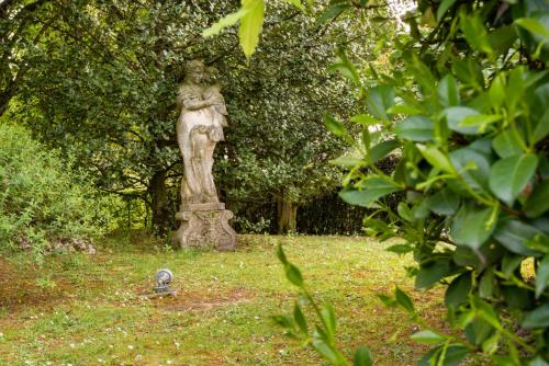a statue of a woman in a garden at Hotel all'Orso in Biancade