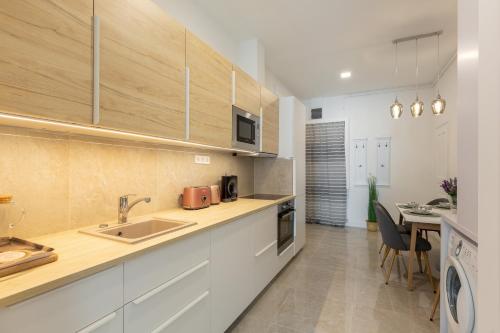 Kuchyňa alebo kuchynka v ubytovaní Downtown Elegance by Great Market Hall - 2 BEDROOMS, 1 LIVING ROOM, 2 BATHROOMS, FREE AIRCONDITIONER, FREE ITALIEN COFFEE
