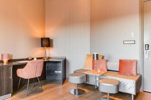 Un lugar para sentarse en Brasss Hotel Suites