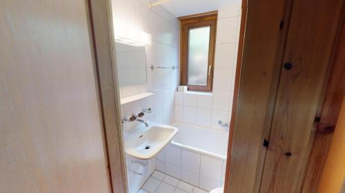 ブラッテン・バイ・ナータースにあるTschuggen 70の白いバスルーム(洗面台、トイレ付)