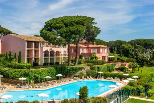 uma vista para um resort com uma piscina em Hôtel Les Jardins De Sainte-Maxime em Sainte-Maxime
