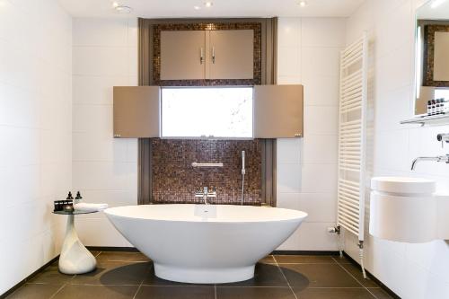 Un baño de Brasss Hotel Suites