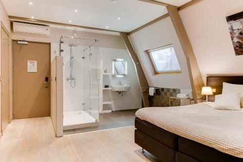 Un baño de Brasss Hotel Suites