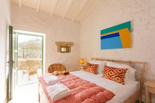 una camera da letto con un letto in una stanza con una finestra di Quinta do Cedro Verde ad Armamar