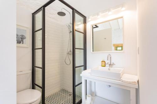 un bagno con doccia e lavandino di Quinta do Cedro Verde ad Armamar