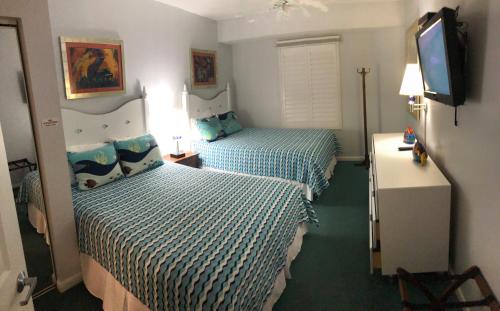 Habitación de hotel con 2 camas y TV de pantalla plana. en Ocean Walk Resort 603 en Daytona Beach