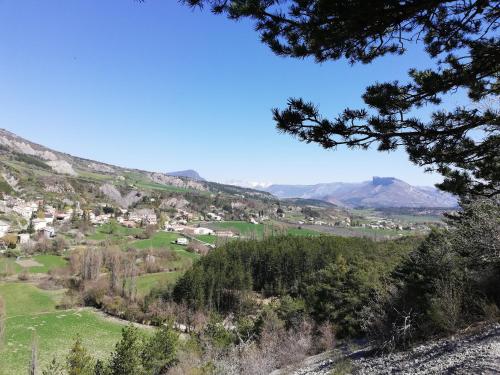a view of a valley with mountains in the background at Le petit nid douillet in Trescléoux