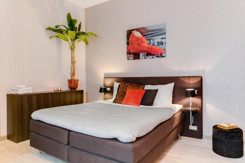 Una cama o camas en una habitación de Brasss Hotel Suites