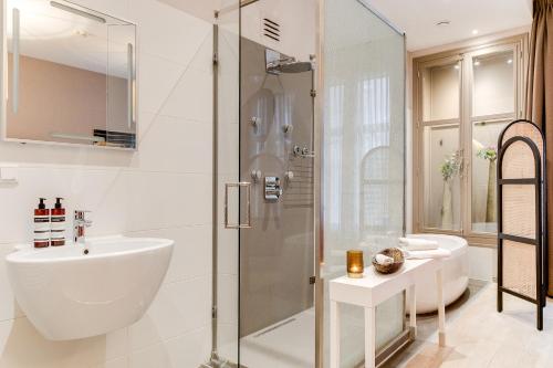 Un baño de Brasss Hotel Suites