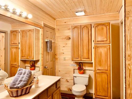 Ванная комната в Lazy Bear cabin
