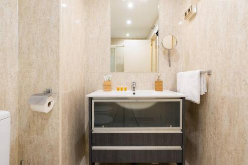 łazienka z umywalką i lustrem w obiekcie TGH Málaga we love the sea w Maladze