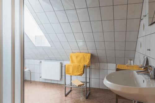 ein weißes Badezimmer mit einem Waschbecken und einem Spiegel in der Unterkunft Weingut & Buschenschank Pölzl in Großklein