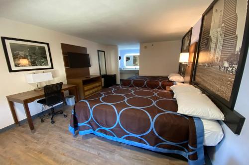 Habitación de hotel con cama grande y escritorio. en Super 8 by Wyndham Marietta/West/Atl Area en Marietta