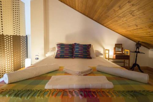 - un grand lit avec 2 oreillers dans l'établissement TGH Acogedor Duplex en Málaga, à Malaga