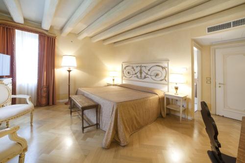 A bed or beds in a room at Relais Fra' Lorenzo