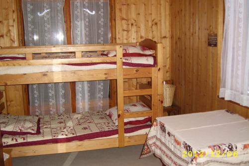 莫爾濟訥的住宿－蘇塞木屋公寓，小屋内设有一间带两张双层床的卧室