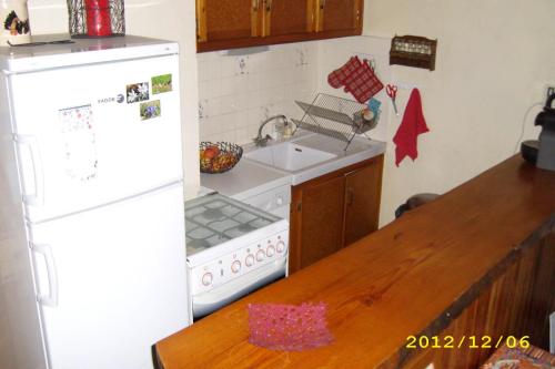 une cuisine avec un réfrigérateur blanc et un évier dans l'établissement Chalet 