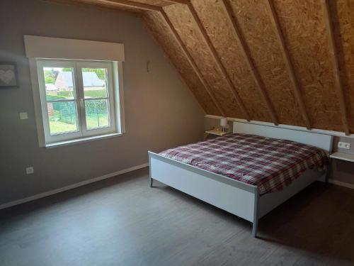 een slaapkamer met een bed en een raam bij Maneveld in Opglabbeek