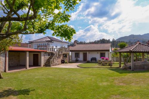 Blick auf das Haus vom Hof in der Unterkunft Casinha do Eido Novo - Alojamento Local in Valença