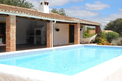 Bazén v ubytování La Quinta casa com piscina privada nebo v jeho okolí