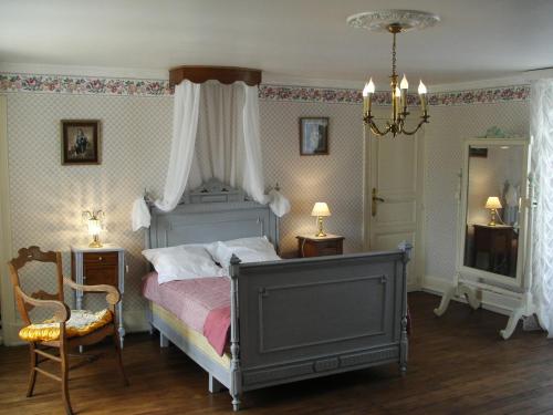 เตียงในห้องที่ La Tourelle des Echelles