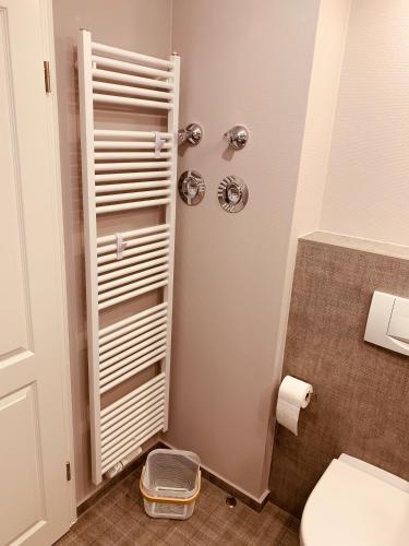 Ένα μπάνιο στο Penthouse-Suite am Plöner See
