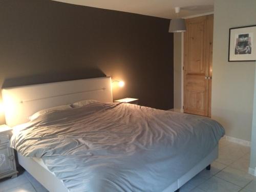 - une chambre dotée d'un lit blanc avec deux lumières dans l'établissement Flaugies, à Flaux