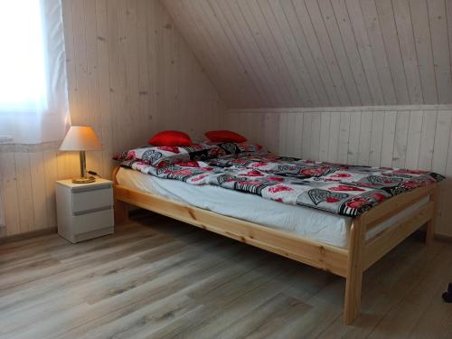 A bed or beds in a room at Domki Noce i dnie