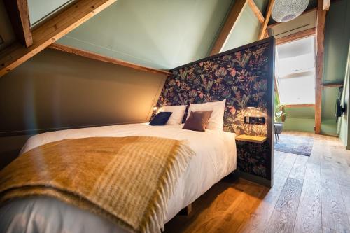 een slaapkamer met een groot bed in een kamer bij Boutique Hotel De Beerze in Middelbeers