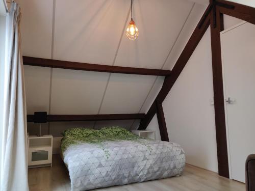 a bedroom with a bed in a attic at Vakantiehuis Achterhuis Ons Hoekje in Houten