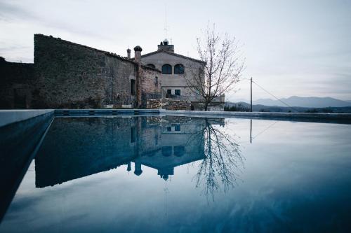 בריכת השחייה שנמצאת ב-Villa Can Benet at Can Campolier או באזור