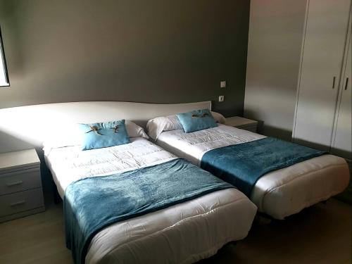 duas camas sentadas uma ao lado da outra num quarto em Hotel El Peregrino em Estépar