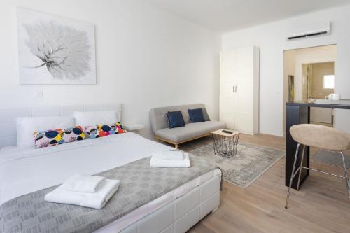 150sqm Main Square Apt!-4 Units-Great for Groups!