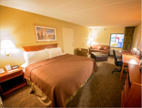 una camera d'albergo con letto e divano di Brookings Inn a Brookings