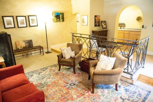 - un salon avec deux chaises et un escalier dans l'établissement Letson Loft Hotel, à Bisbee
