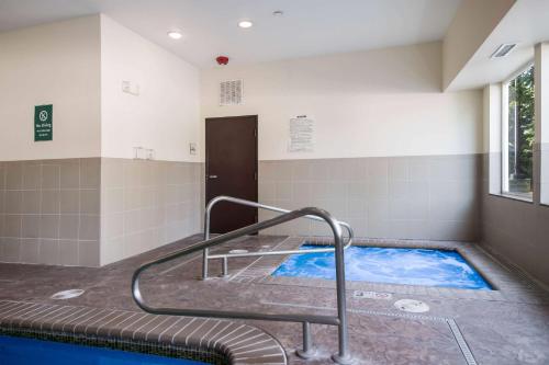 a hot tub in a hospital room with at La Quinta by Wyndham Auburn in Auburn