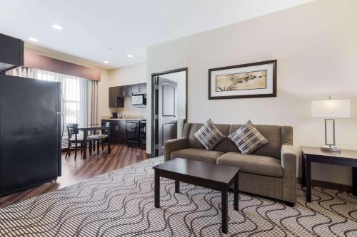 a living room with a couch and a table at La Quinta by Wyndham Auburn in Auburn
