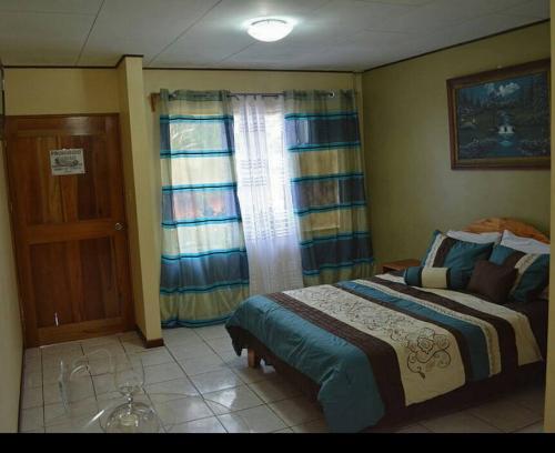 Hotel Amjeco tesisinde bir odada yatak veya yataklar