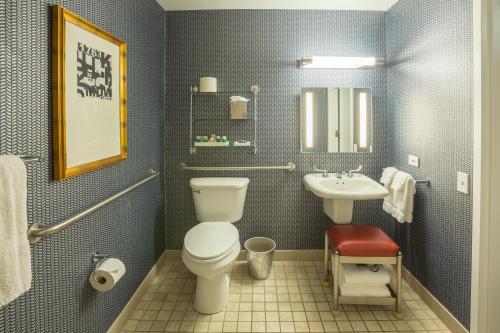 Ett badrum på Kinzie Hotel
