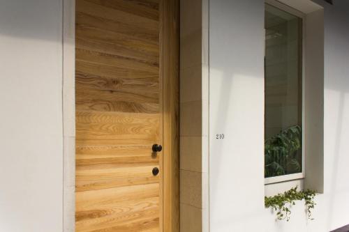 eine Holztür, die in ein Haus führt in der Unterkunft Círculo Mexicano, a Member of Design Hotels in Mexiko-Stadt
