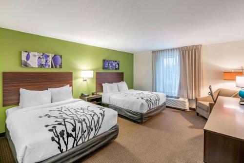 um quarto de hotel com duas camas e um sofá em Sleep Inn Spokane Airport em Spokane