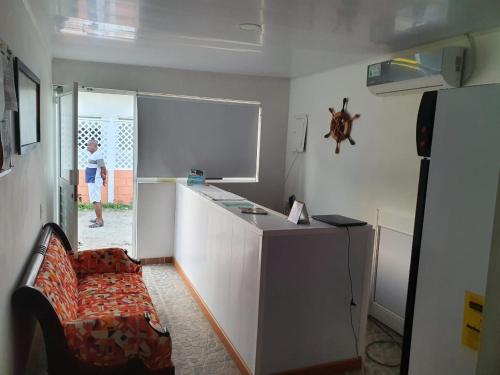een kamer met een aanrecht en een stoel in een kamer bij Victoria's Gennie Bay Village Hostal in San Andrés