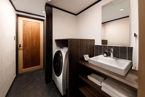 La salle de bains est pourvue d'un lavabo et d'un lave-linge. dans l'établissement Tsumugi Shichijo-Kagiyacho, à Kyoto