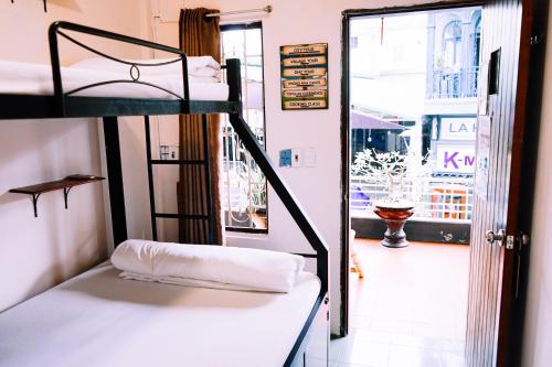 um quarto com 2 beliches e um corredor em Vietnam Backpacker Hostels - Hue em Hue