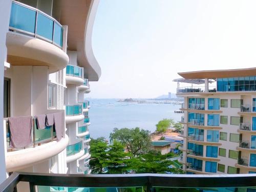 Un balcón o terraza en Sonrisa Srirachaที่พักติดทะเล