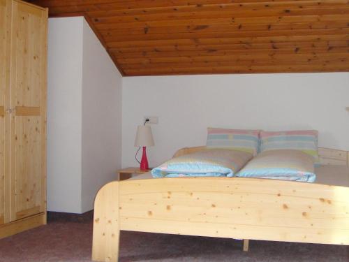 - une chambre avec un lit en bois et un plafond en bois dans l'établissement Padoellhof, à Curon Venosta