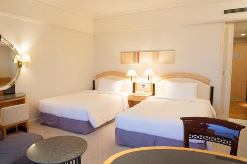 Postel nebo postele na pokoji v ubytování Hotel New Otani Makuhari
