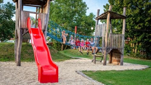 un grupo de niños jugando en un parque infantil en Gästehaus Ranftl en Unterlamm